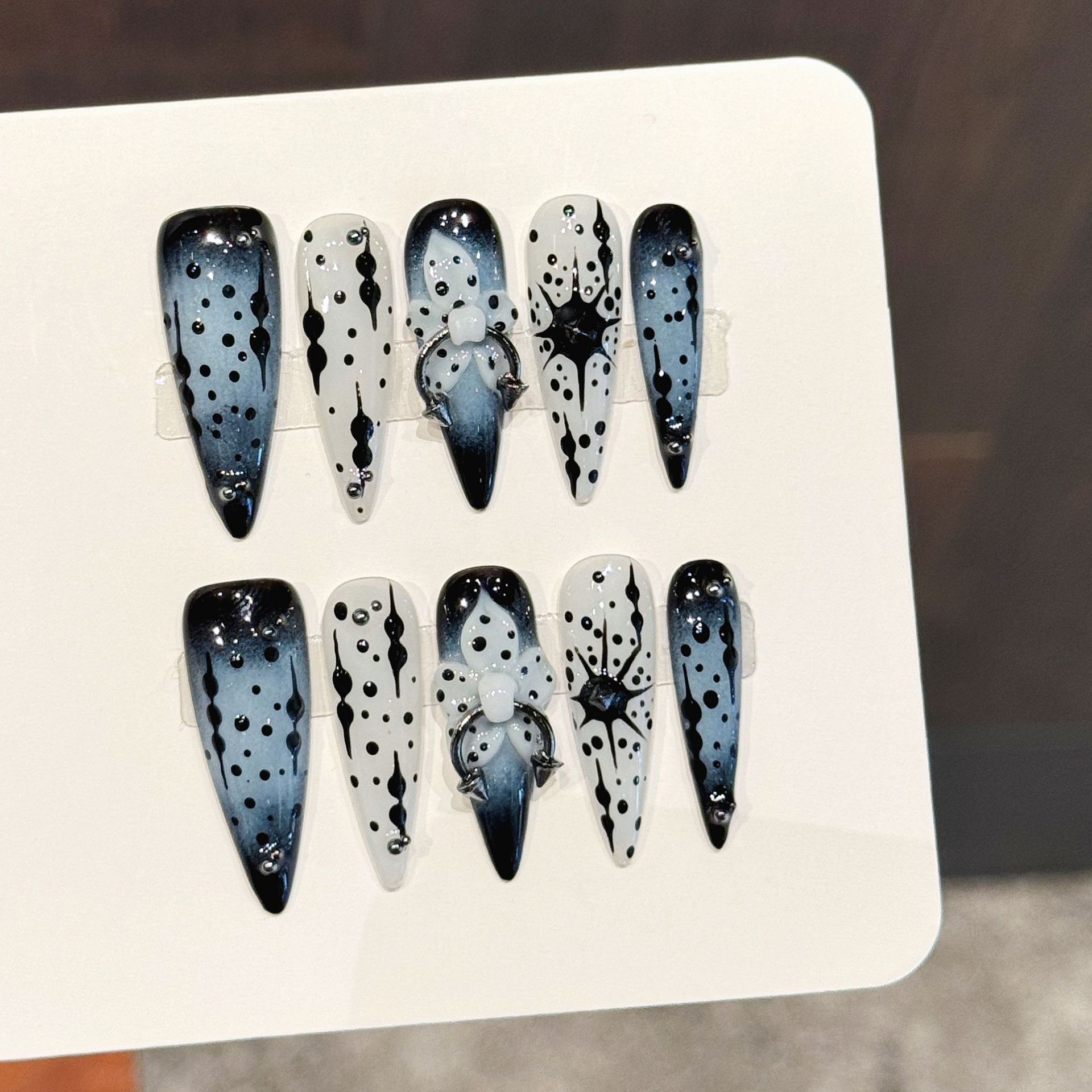 Resin Art Flower - เล็บปลอมทำมือสีน้ำเงินไล่เฉด 10 ชิ้น สไตล์ดาร์ก ทรงยาวแหลม ตกแต่งลายดอกไม้